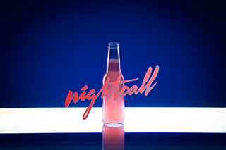 Photo du cocktail de Tigre Blanc, Nightcall, avec titre en typo